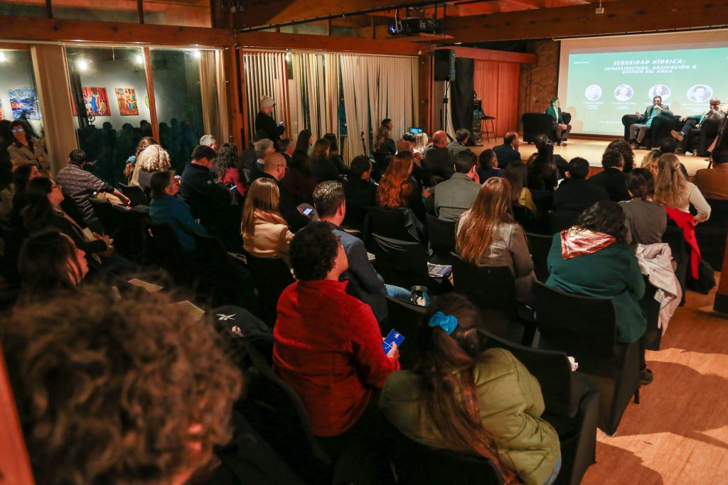 Seguridad hídrica fue el eje central del nuevo encuentro de Green Drinks Chile